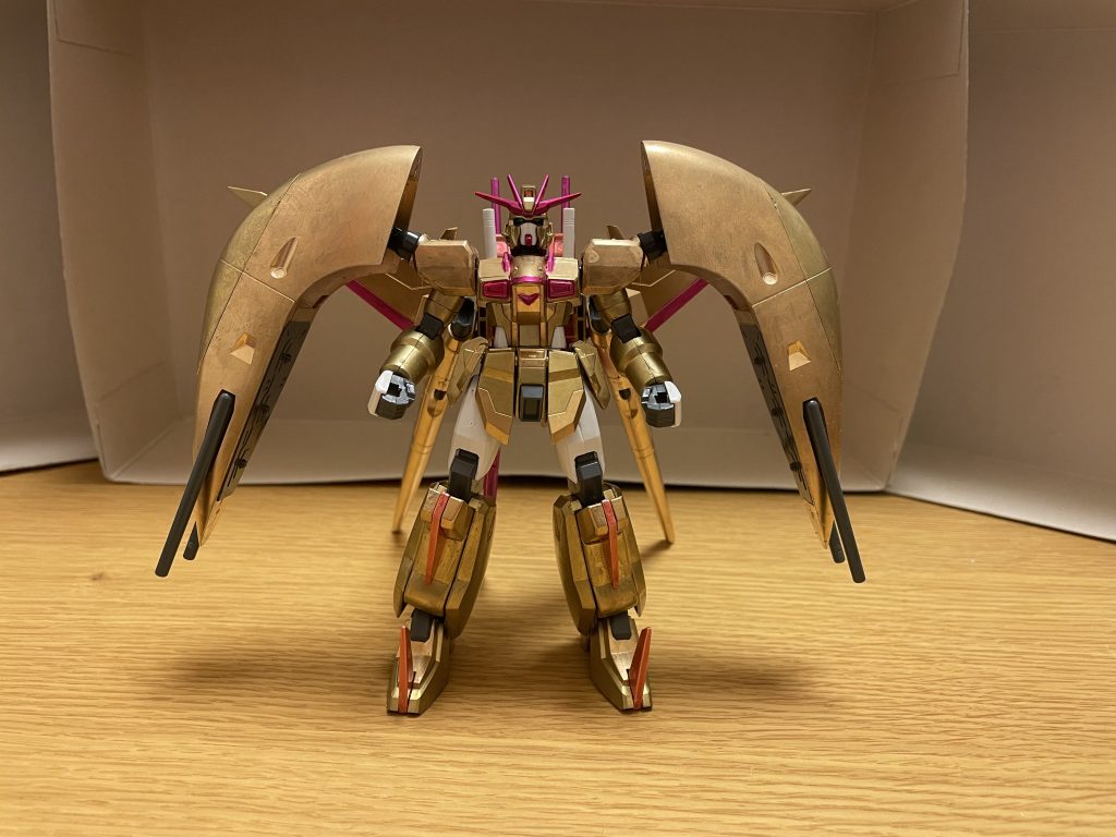 機体名:ハーデスインパルスガンダム黄泉冥王(よみめいおう)全高:17.19m重量:36.9tハーデスインパルスガンダム黄泉の完成型にして、「ZGMF-X56S インパルスガンダム」の究極進化形態であり、フォースインパルスガンダムエクストリームとは別系統の最強形態と言える存在。略称は、インパルス黄泉冥王。同じく専用機として、ZGMF-X42S デスティニーガンダムが「ザフトの軍人としての象徴」なのに対して、本機は「リベンジャーズの王としての象徴」となっている。パイロットは、シン・アスカ。※ただし設定は、原作とは異なり、言わばIF版のシン・アスカと呼べる人物になっています。経歴ザフト軍への入隊時代(時系列は原作7話〜)シンはかつてオーブの住民であったが、地球連合とオーブの戦闘に巻き込まれて家族を失い、プラントへ避難・移住し、ザフト軍へと入隊した。その数年後、オーブからの度重なる帰国要請が出た事で、シンは強い不信感を持ちながらも、オーブに帰国した。オーブ帰国後の凄惨な拷問の日々しかし、1人の上層部メンバーによって、帰国してすぐにシンは拉致監禁されてしまい、凄惨な拷問や人体実験を受けさせられた。そもそもシンを帰国させた理由は、この拷問と人体実験の為だったのだ。当然シンは、すぐに脱走し、カガリを始めとする上層部に訴えるも、カガリも含めて全く相手にされないばかりか、逆に冤罪で刑罰に処されてしまう。オーブへの憎悪と復讐心が生み出した「シン・アスカ」という真っ当な人格者シンが元々抱いていたオーブへの憎悪は、自分の家族がウズミ・ナラ・アスハの理想によって殺されたと思い込んだ、ウズミの娘カガリやオーブに対する転化した憎悪だったが、まだこの時点では、祖国だったオーブに対する未練が残っていた。しかし、シンに対して行ってきた数々の拷問や人体実験、それらを信じなかった上層部からの非情な仕打ちは、オーブへの未練を完全に捨て去る決定打となった。シンの抱いていたオーブへの憎悪は、至極真っ当かつ凄まじい憎悪と復讐心へと昇華したのだ。人格者の鑑と称された「シン・アスカ」の人物像IF版では拷問の有無に関わらず、原作の「ザフト軍に在籍していた頃に抱えていた傲慢さや増長」は全くと言ってたいいほど無くなっている。相手を必要以上に見下す態度も無く、敵の予想外の反撃にも狼狽えないのは勿論、煽てられたり褒められて増長しない、相手からの反論に逆上せずに冷徹に論破するなど、感情的になる事はあっても、原作における「未熟さと甘さを孕んでいたシン」という人物像が微塵も感じられなくなっている。上司への反抗的な態度に関しては、決して皆無ではないが、IF版では感情的な物言いはまだしも命令違反は決してせず、むしろ正論と明確な目的で反論する。上述のように拷問によってDG細胞を植え付けられたシンだったが、元々のオーブへの憎悪の強さから、シン自身への精神への影響こそあったものの、暴走を起こす事はなく、それどころかこれが却って強靭な精神力と自制心を持つキッカケとなった。非常に強い仲間意識に芽生え、好戦的ながら正々堂々とした戦いを望み、敵の実力を素直に認めて賞賛する、自らの非には素直に詫びる「人格者の鑑」へと生まれ変わった。一方でこれらの劇的な変化は、かつてのシンを知る者に大きな衝撃を与えており、特にルナマリア・ホークは「オーブの悪事のせいで誰にも甘えなくなった」として心配している。そしてシン自身は「バカでガキだった頃は本当に幸せだったが、もうあの頃の俺には戻れない」と自虐気味に語っており、それはかつての明るい本来のシン・アスカの姿を捨て去った事を意味していた。オーブ代表であるカガリ・ユラ・アスハはおろか、アスラン・ザラにさえ、仲間だった頃の情を捨て、躊躇いなく闘いを挑む。特にアスランに対しては、あくまで甘さや優柔不断さを指摘する形で、「甘い」「覚悟が無い」などの冷徹かつ容赦の無い罵倒を吐き捨てており、時には呼び捨てどころか「貴様」とまで呼ぶなど、極めて苛烈な態度で接する。これは、アスラン自身が自らの憎む相手の所業を信じず、シンに「オーブはそんなことをしない」「過去に囚われて戦うのは止めろ」という下手な言葉をぶつけ続けたためであり、アスランとしては「カガリがその罪を背負う事になる」という理由からだったが、そんなアスランの態度はシンのみならず彼を慕う部下たちの怒りを買ってしまった。これは、シンとアスランの精神面での強さが逆転した結果とも言えるが、実はこれでも現在のアスランへの対応は、シンとしては非常に優しいものであり、一度は(忠告が目的ではあったとは言え)撃破寸前でインフィニットジャスティスの急所を外して命拾いさせた他、彼がリベンジに来た際は正々堂々と受けて立ったり、未だに事実を信じられない彼にも自らの憎む相手の所業を分かりやすく説明したりと、自らの培った人格者としての精神面をアスランにも崩さない。他にも、キラ・ヤマトたちアークエンジェルの武力介入に対して、ある程度の理解を示してたり、彼らの武力介入によってステラ・ルーシェを含めた友や仲間を失った際には、「キラたちは己の正義に従っただけで、自分はあくまで逆恨みしているだけ」として、怨みこそあれど、それを表に出す事もなく、激しく憎悪する事も無くなった。ザフト軍への一時帰還、その後の活動戻ったシンは、しばらくはザフトに勤めており、デュランダルの計らいもあってFAITHに所属し、デュランダル直属の士官になっている。MS部隊の隊長となったアスランとは、同じFAITHという立ち位置や、ミネルバ所属から外れている事に加え、デュランダルに単独行動を許可されていた背景もあって、アスランには例外が無い限りは基本的に従わず、事あるごとに衝突が増え始める。ただし、シン自身は挑発的な態度や傲慢な言動は一切取っておらず、都度、単独行動の許可と目的なども明示している事から、実際は全てアスランの言葉足らずが原因となってしまっている。特にインド洋での戦いでは、アスランは独断行動による命令違反を「戦争はヒーローごっこじゃない」「力を持つ者なら、今度は自分が誰かを泣かせる立場になることを忘れるな」として叱責・殴打されるが、この時のシンは「戦いながら徴用されている民間人を救助せよ」「必要ならば軍事施設への攻撃も許可する」という明確な指示をデュランダルや上層部から受けており、実は独断行動による命令違反ですらなく、シンも軍事施設への攻撃こそしていたが、それでも民間人解放の呼び掛けや機関砲による敵兵の牽制程度に留めており、無抵抗の人間に対しては一切攻撃しなかった。その為、クルーたちに問題視こそされたが、明確かつ正当な命令も受けている以上、アスランに殴られるのはお門違いで、シンも冷静に「つい最近までオーブでアスハの護衛をしてた人が、いきなり上官気取りで、部下ですらない自分に命令するのは迷惑でしかない」「民間人を守るのは軍人としての義務であり、アンタの判断で見殺しにしたらどうするんだ」と返し、さらにシンが独断行動を許可されていた(加えてアスランの指揮下ではない状況)のを知り、アスランは言葉を詰まらせてしまう。元々オーブやアスランに反感を持っていたシンは、彼に対して「誰よりも国民を泣かせてきたアンタやアスハがそれを言えるのか?」「俺には誰かを泣かせる覚悟はあるが、逆にアンタにその覚悟はあるのか?」「誰よりもヒーローごっこしていたのは、実は他ならぬアンタなんじゃないか?」という、忠告とも警告とも取れる言葉を投げかけている。しかしアスランは、この時のシンの変化に気付かなかった。実は水面下では、ザフト軍を離れて、独自で行動するようになっていた。それは、以下の組織「リベンジャーズ」を結成するための準備であった。ザフト軍への籍自体は置いたままで、敵対関係になった訳ではなく、むしろ独自行動はギルバートから勧められた上だったが、この事実はレイとギルバートしか知らない極秘事項であり、それを知らないザフト軍のメンバーからスパイ疑惑を掛けられる羽目になっていた。ベルリンでの戦いの後、ギルバート・デュランダルから本機を受領したシンは「リベンジャーズ」の王として、改めて水面下の活動を公表、表舞台に姿を現す。シン・アスカ率いる新たな組織「リベンジャーズ」の結成、活動の公表(時系列は原作33話〜)実はシン以外にも、凄惨な拷問や人体実験を(シンほどでないものの)受けさせられた国民も数多く存在しており、オーブの理念に不信感を抱く者も爆発的に増えていた。そんな中、シン・アスカが再び表舞台へと姿を現し、後述の目的を掲げて行動し始めた事で、彼を崇拝・尊敬する者たちが(ナチュラル・コーディネーターを問わずに)集まり始めた。そしてシンは信仰者たちと共に、オーブ上層部の粛清を目的とした派閥組織「リベンジャーズ」を結成。信仰者たちの意向もあってか、シン自らがリベンジャーズの「王」として君臨。組織名の通りオーブに対する「復讐者」として、オーブ政府に対して再び牙を向けるようになる。真っ当な人格者として、ひいては高潔な組織の長として生まれ変わったシンは、リベンジャーズの部下のみならず、組織外の他の信仰者やオーブの被災民である彼らをも「俺の大事な友達」と呼ぶなど大切にしている。そんなカリスマ性と人望の厚さから、オーブの被災民だけでなくプラントからも多数の信仰者が現れ、シン自身が良しとせずとも「彼の為ならば」と捨て駒になる覚悟さえ厭わない者まで現れるほど。その信仰者や部下の中には、アカデミー時代の友人など、自らと親交のあった者もおり、ルナマリア・ホーク、レイ・ザ・バレル、ギルバート・デュランダルといった古参メンバーも含まれている。特にルナマリアとレイは、アカデミー時代の親友という間柄、そしてシンからの信頼もあって、幹部メンバーとして迎え入れられている。リベンジャーズ(及びシン・アスカ)の影響力は凄まじく、ザフト軍から離れた現在においても、プラント内部でも確固たる地位を確立しており、最新鋭のMSや戦艦をも大量に用意できる技術力と軍事力も得ている。さらには、この頃からシンは、別名「王の器」「オーブを支配する新たな王」「運命の鬼神」などと呼ばれるようになる。現在のシン・アスカの実力について元々優れていたMS操縦技術・生身の戦闘能力は、以前を遥かに上回るレベルに高まっており、その全ての面において、キラ・ヤマトとアスラン・ザラだけでなく、さらにコーディネーターの上位種とされる「アコード」をも遥かに凌駕する。加えて、数多の修羅場を乗り越え、増長や甘さを完全に捨て去った結果、上述したようにメンタルや精神力は極めて強靭なものと化しており、軍のリーダーが持ち得る「大局を冷静に見極める戦略眼と判断力」まで手に入れている。※あくまで、精神力と自制心こそキッカケはあれど、これらの実力は全て「シン自身の努力の結果」によるもので、DG細胞による「肉体へのドーピング」には頼っていない。現時点での最終目的シンは、オーブへの復讐の為に、「オーブの支配」という目的を掲げるようになり、オーブと敵対するようになる。具体的な計画としては、後述する「ハイパワービッグバン」をオーブ領土(ひいては世界全土)で引き起こし、可能な限りで犠牲を無くしつつ、オーブの国家としての機能のみを破壊する事で、オーブ上層部を捕虜として捕らえ、国民はプラントへの移住させ、自らの支配下に置く(滅亡したオーブ領土も、シン自らが後から作り変えて、プラントの領土として支配する)。※「滅ぼす」のではなく「支配する」事を選んだ理由については、「オーブに住む国民」には怨みが無い為で、罪なき国民を戦火に巻き込む事を良しとしないシンなりの配慮でもある。