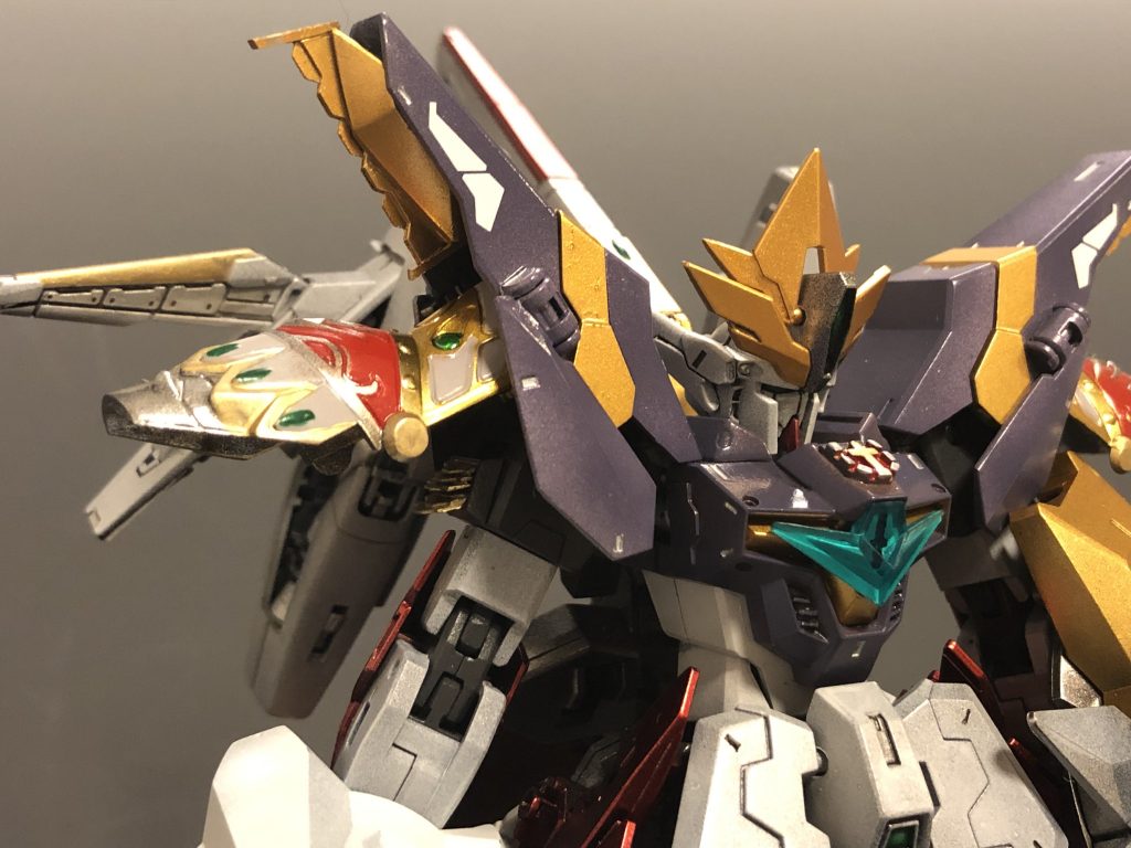 機体の各所にミノフスキーフライトユニットっぽい特徴を取り入れ、MS形態のままで高速に移動できる感を搭載。上半身は肩アーマーと、本体の肩部分に実装。