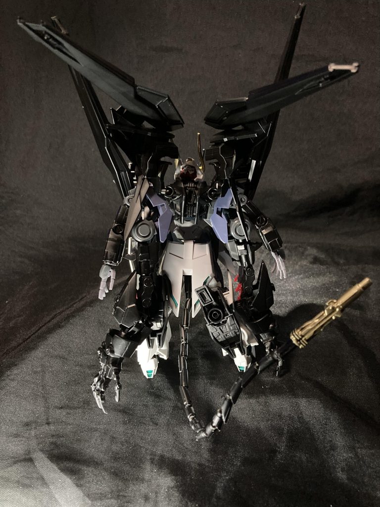 後ろからの画像ハッキリと副腕がどう生えているか解る画像、尻尾はロケット鉛筆を分解して加工して余っていたウエポンパーツを取り付けてる(Twitterで尻尾をどう作ったかネタ的に説明してます)