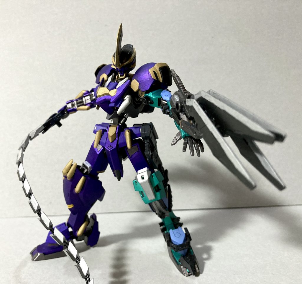 ガリアンソードとクローによる接近戦。左手足はメタルグリーンをつや消しにしていますが、紫より少しつやの残る仕上げにしています。