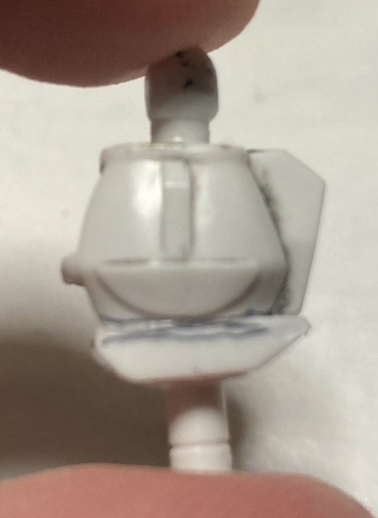 縮めたのがコチラ。烈空の足のピンを切り離し、くり抜いた内側にボールポリキャップ?の受けを仕込んで連結。楽しく作れました( ◜ω◝ )