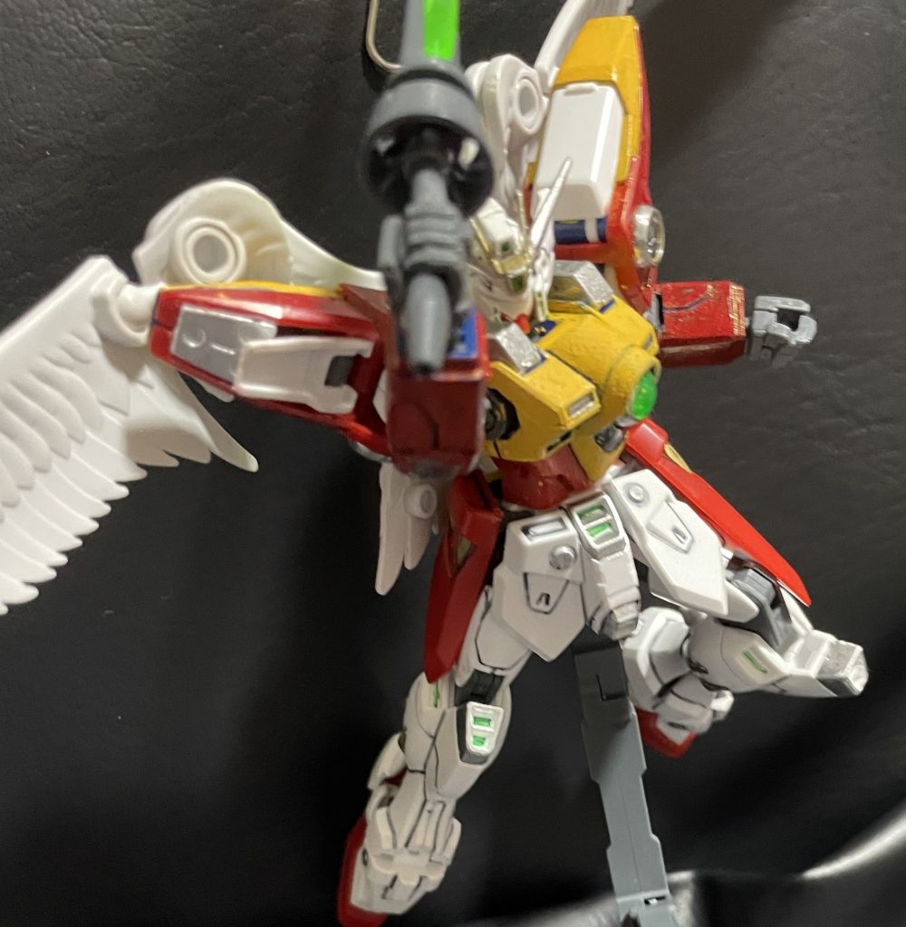 ビームレイピアを敵機に振りかざすポージングです。