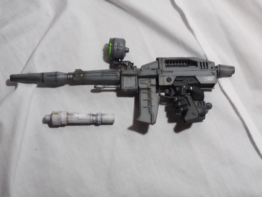 ぷらもっちさんの作品をお手本に、グレーで塗装しました。もとが派手なので、個人的にはこの方が好きです。初心者なので真似から入りますと、言い訳です😅