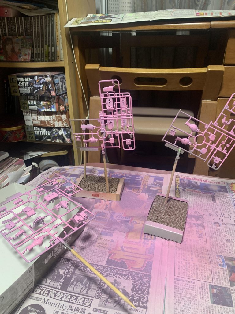 ランナー塗装中