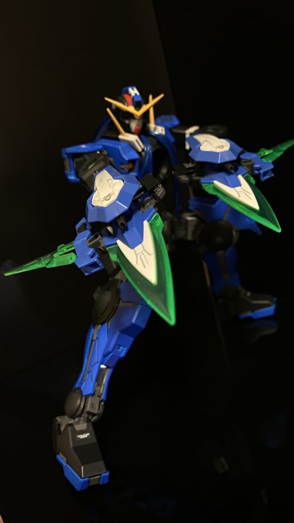 　「…機体損傷率…86%…、残存敵機、及び、敵性機構、ゼロ……」　ラップトップ端末から、途切れ途切れの音声データが再生されている。ヴェーダ内に秘匿されていた、データ。ある極秘裏に実行された作戦を記録したものだ。　「目標…地点に……到達、GN…ドライブのオーバー…ロードを…かいし、………これ、より…じ爆シークエンスを、かい…し、する」　肉体を損傷しているのだろう。途切れがちな言葉の間に、湿り気のある咳の音。肺をやられているのだろうか。　音声データは、続く。カウントダウンの音だろうか、その音にかき消されるようにそのパイロット、名も知らぬガンダムマイスターの声が、かろうじて聞き取れる声を聞く為、耳を澄ます。「…僕は、きえる…、生まれたばかりだけど、……僕の…やったことが、これからのために…なると信じて、………だから、……誰でもいい、僕のことを…おぼえてい…て、わすれな」　音声データは唐突に終わる。そこで終わっているのだ。スリープ状態にした端末を閉じ、傍らに置かれたカップを取る。ぬるくなった中身を飲み干すと、青年を静かに席を立つ。誰もいないカフェ、端末を脇に抱え、一面の窓、その向こうを見る。　数年前、人類に未曾有の危機が訪れた。地球外変異性金属体、ELSの襲来である。しかしそれは、ソレスタルビーイングの創設者の想定した「来るべき対話」、そして一人の青年により、人類はELSと共存の道を歩むこととなる。そのELSが姿を変えた、宇宙に咲く花。宇宙ステーションとして機能するようになった花の中、艦船ドッグを一望できるカフェにいるのだ。　青年の目には、青年から見て逆さまになった、外宇宙航行艦「スメラギ」の三番艦、その周りを外装チェックの為だろう、頭部を幾何学的に変化させながら、サキブレがゆっくりとその巨体の周りを飛び回る様子が見える。出航の時間が近いのだ、先程まで沢山いた人はその見送りに行ったのだろう。　地球を離れ、花を離れ、小さくなっていく艦を見ながら、青年。ティエリア･アーデは、一人呟く。ヴェーダと共にあって僕は、ソレスタルビーイング、彼の、いや、彼らのことを、これからのことを、この先に伝えて行こう思う。そう意志を持った視線を、離れ行く艦の光が見えなくなるまで送った彼は、また人の増えてきたカフェを静かに後にするのだった。