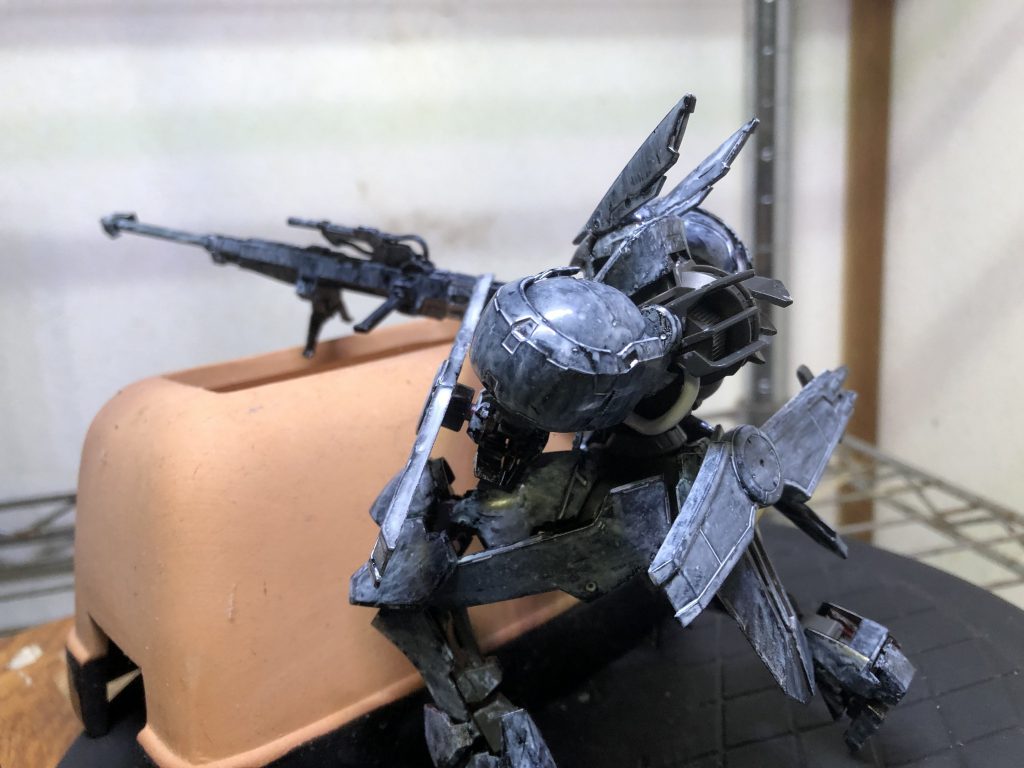 後ろからシールドと剣は腰にマウントできるがスナイパーライフルをどうマウントするかが課題