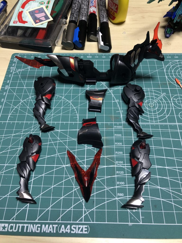 軍馬もちょい塗りで…ガンダムマーカーのメッキシルバーの威力に驚きました。シンプルですがしっかりとできてるのでキャラを乗せても映えますね。