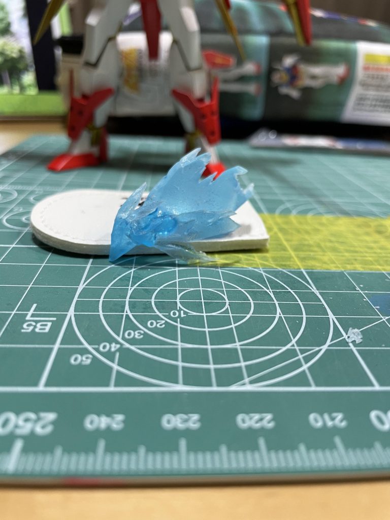 タウバーンには大きな羽根がありますので初めてUVレジンを使って作成しました。とても苦戦しましたが良くなったかなと思います。