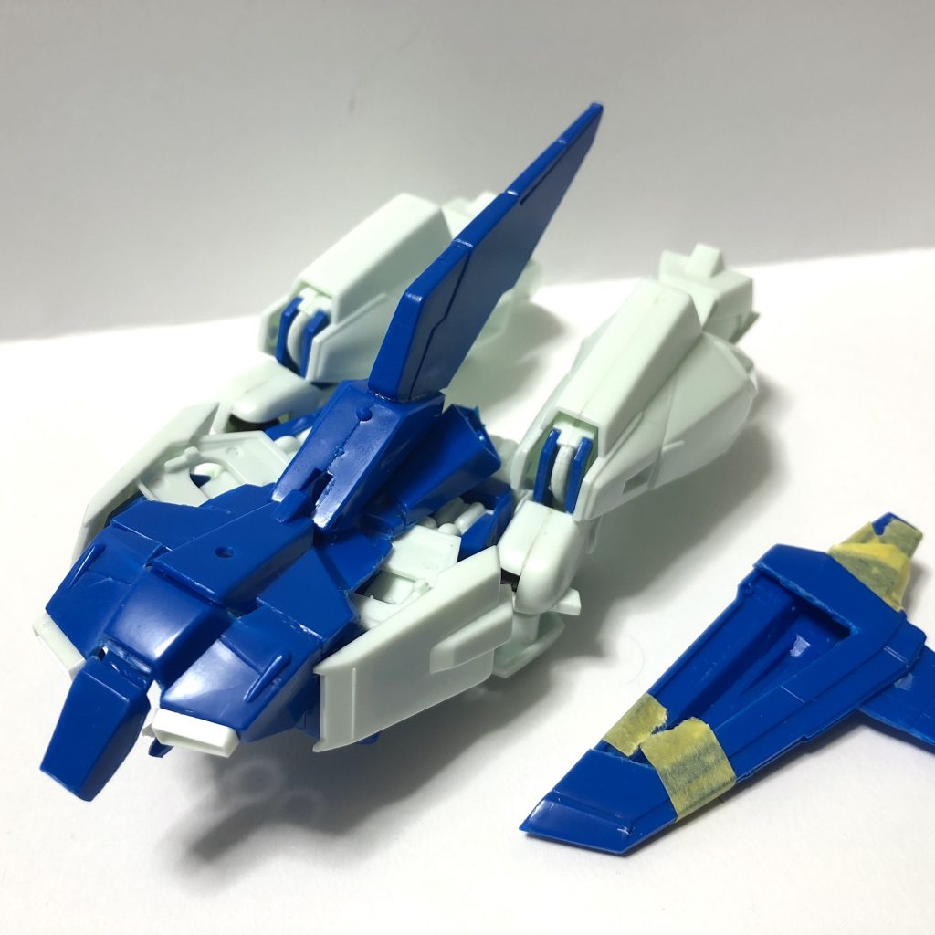 翼は見えなくなる部分をカットして、外に出る部分に足しています。