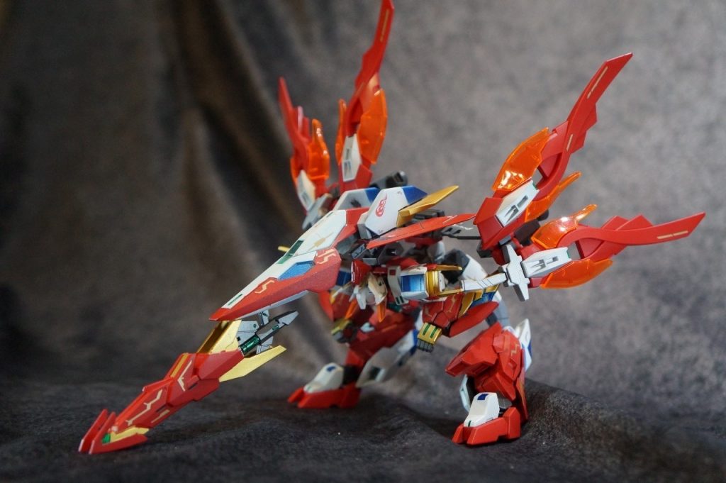 本機の特徴の一つ、変形機構・Q-REMモード。ある伝説のモンスターをモチーフにビルドされた可変形態。頭部を思わせる先端からのBBB(ブレイズバーニングバスター)は超高火力のビームで、圧倒的な攻撃力を持つ。