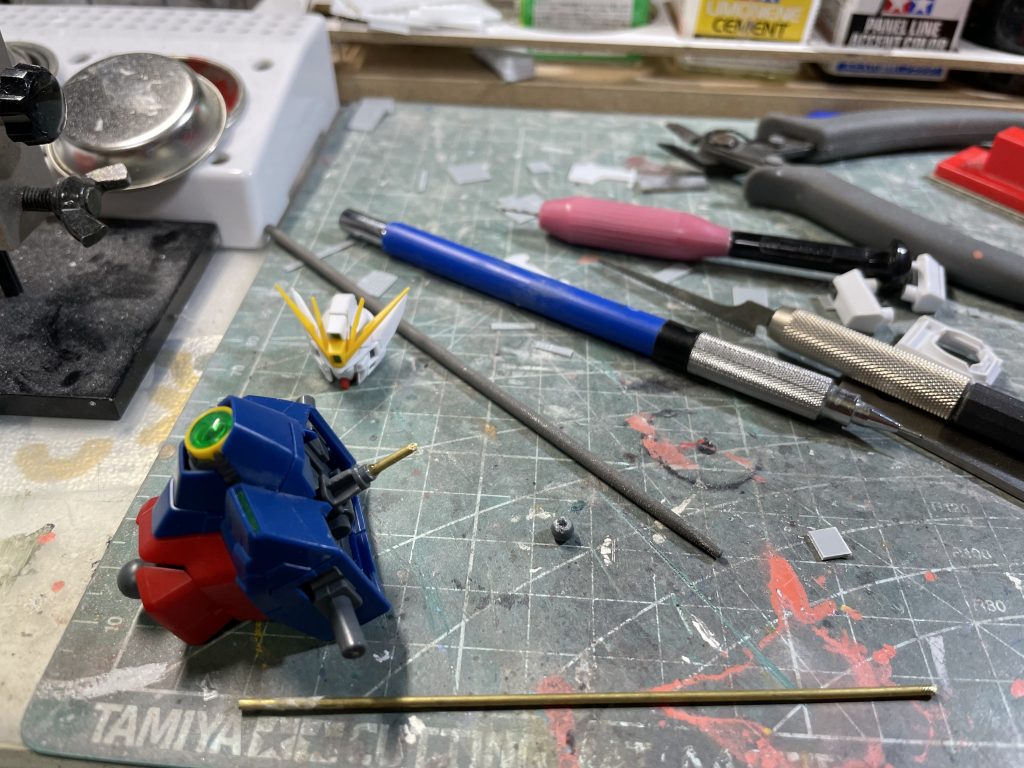 元のままだと顎引きができないので、首をカットして真鍮線を仕込んで延長しています。