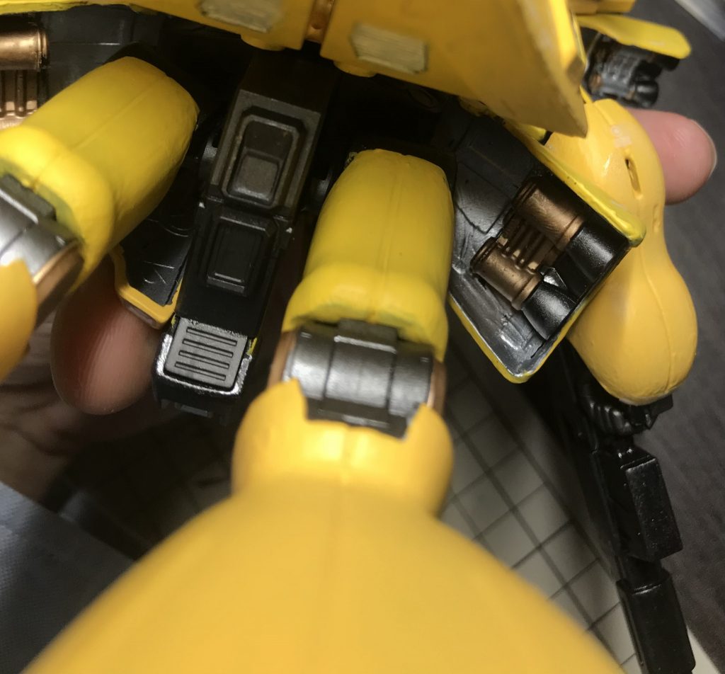 今回の試みである見えない所の塗装。バーニアの塗り分けと内側をシルバー塗装。脚の部分で事件が起こりましたが後程…