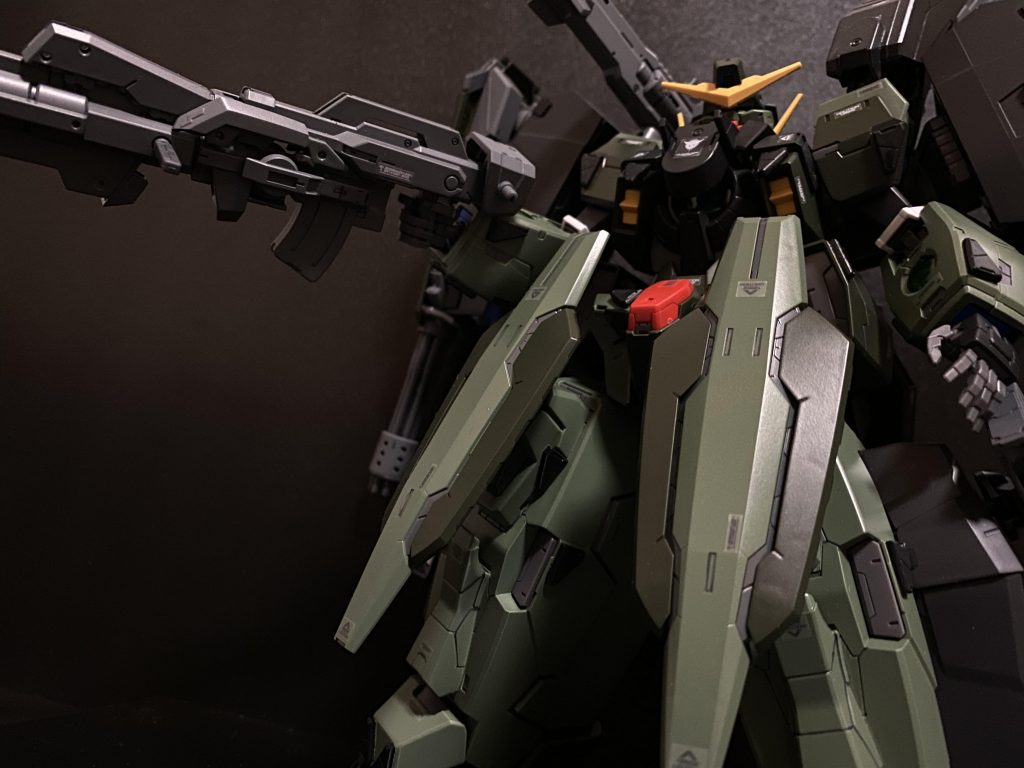 　月の裏側のラグランジュポイント、そこに調査の結果、人革連の比較的大規模な基地が極秘裏に建造されている事を突き止めたヴェーダは、表向き資源採掘基地として稼働しているこの基地に対し、あるプランを発動させる。　「対複数戦闘を前提としたMS単機の突入により、基地内部特定ポイントにおいてMSに搭載された太陽炉のオーバーロードによる、基地内部からの破壊」　である。つまり、かなりの数のMSが配備されている、人革連基地内に単機で突入し、時間内にウィークポイントとなる基地中枢部を探し出し、その身に内包したGNドライブをオーバーロード、その身もろとも基地を破壊する。というものであった。