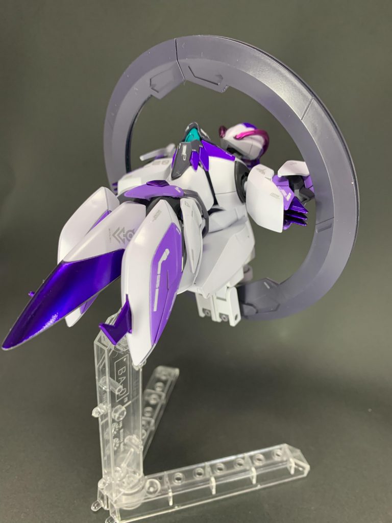 組み替えで高速移動しそうなMA形態にできます。とゆうかなりましたw寝かせて台座にセットしたらなんか飛びそうじゃね？と思ったのでパシャリしました(*´ω`*)