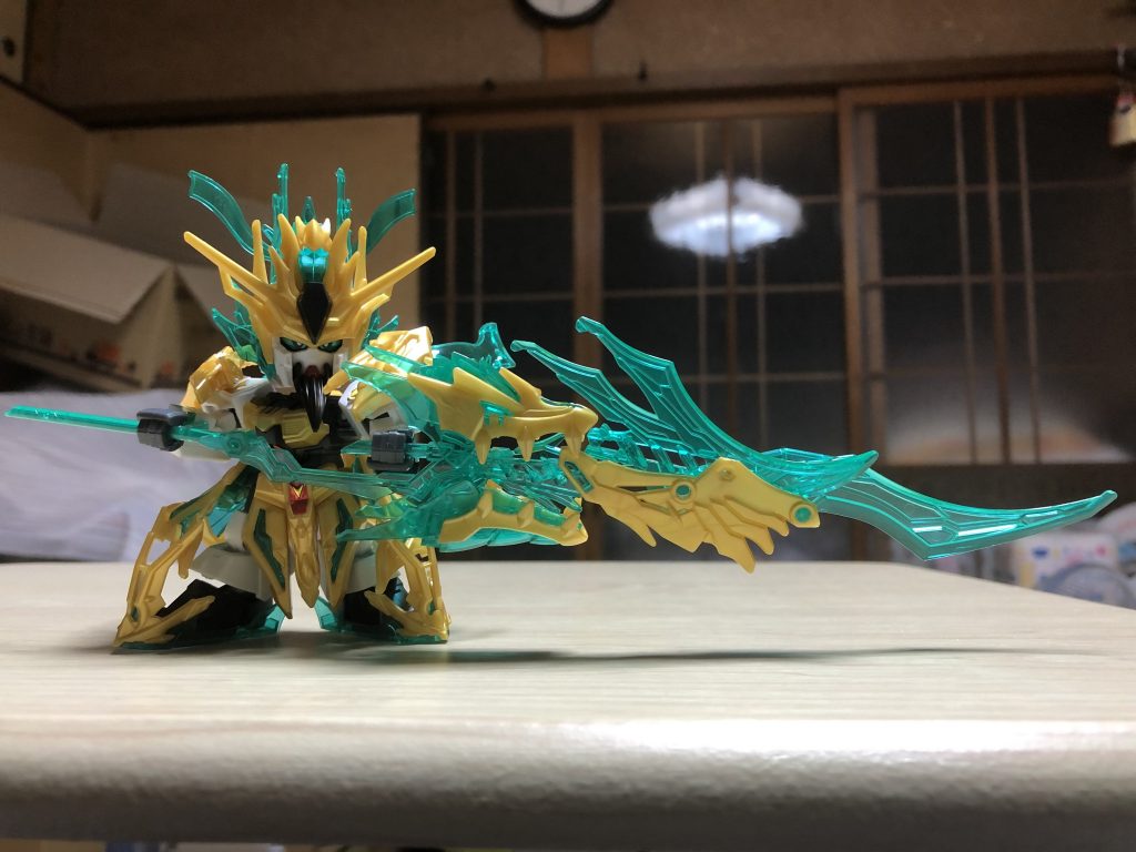 長尺武器両手持ち。正直可動はあまり良くないのですが、思ったポーズが取れるようにはできているので、十分なのかなと思います。