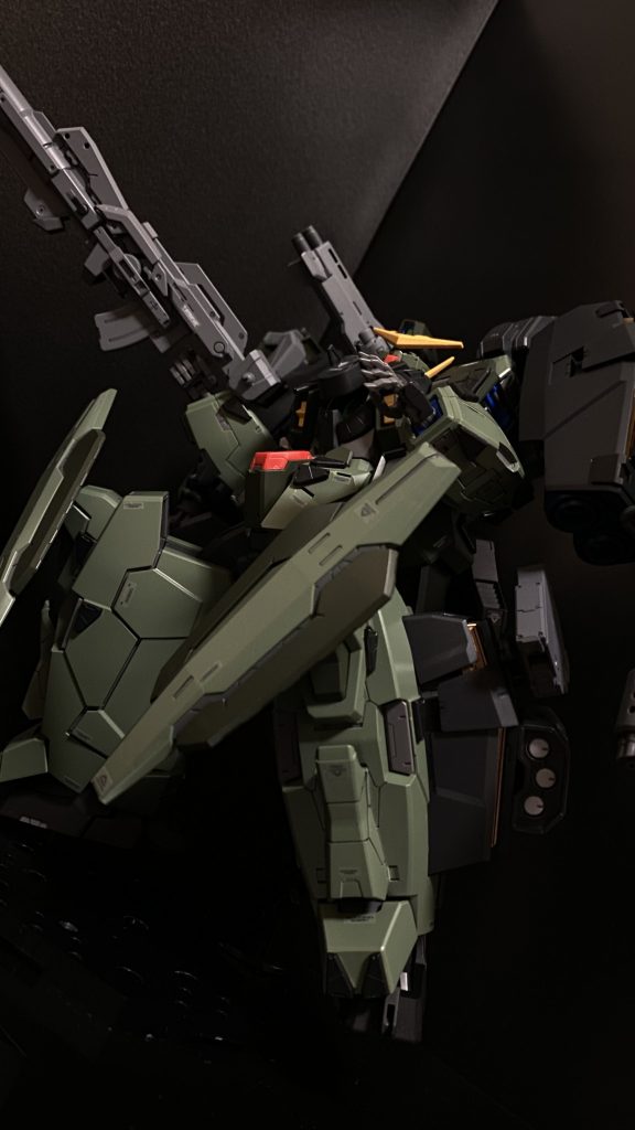 いや、長いわ、妄想話、読まなくいいよ。自己満足の極み。です。作っていて非常に満足できるキットだと思う。塗装剥げが怖くて動かせません。あと今遊んでるゲームがわかっちゃうね、チミ。