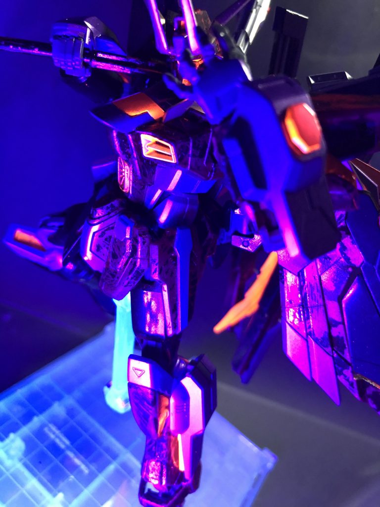 こういう指の隙間から目が光ってるみたいなのも……