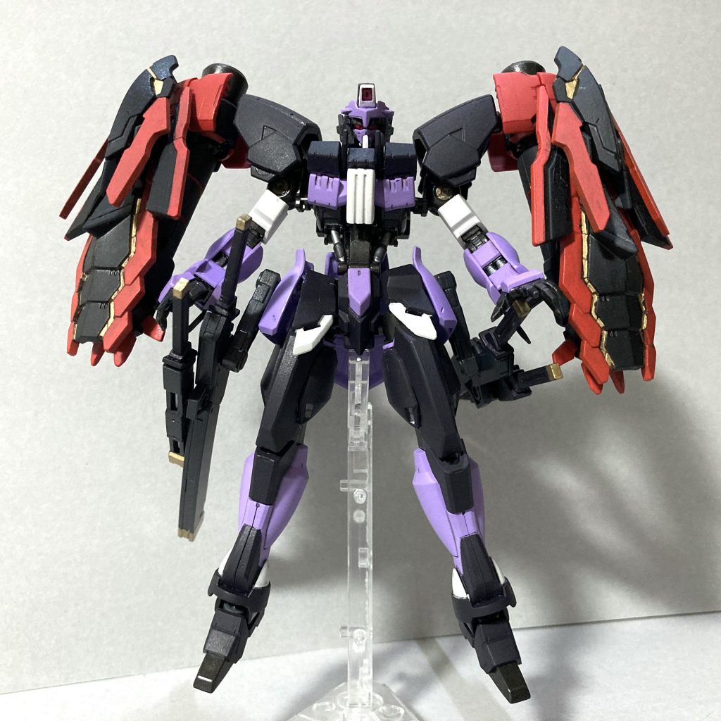 両肩には甲冑を模した追加装甲オプションがあります。（30ＭＭオプションの蛇腹ユニットとドラゴンヘッド）ちなみに、肘裏の追加パーツも同オプションセットのものです。