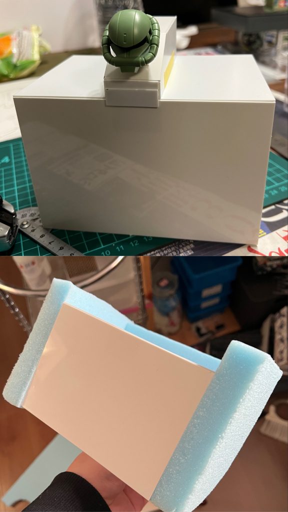 先ず始めたのはプラ板での箱組みです。以前に作ったSDファーストの大きさを参考に大体の大きさを想像してベースとなる物を作りました。次に丸みのある胴体を再現するためにスタイロフォームをボンドで箱に接着し、乾燥したら木工用のヤスリで丸みをつけ200番程度のペーパーで表面を整えました。