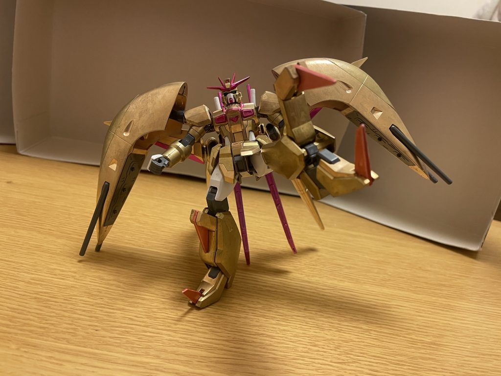 両脚部の固定武装プロトタイプから引き続き使用する。いずれも各種性能が極限まで高められており、以前よりも遥かに圧倒的な攻撃力と斬撃力を誇る。大型クロー両膝と両爪先に装備された実体兵装であり、後述のビームクローを使用せずとも、PS装甲やナノラミネートアーマーはおろか、戦艦さえも軽々と斬り刻むほどの斬撃力を誇る。ビームクロー大型クローから出力されるビーム刃であり、蹴撃に連動した攻撃や、膝と爪先のクローによる挟み潰す攻撃などに使用される。ビームを脚部に纏わせて攻撃力を大幅に強化する事もでき、その場合の威力も凄まじく、蹴りの余波だけでもビル数棟を粉々に破壊してしまうほど。さらに、高エネルギー収束機器とも併用が可能で、ビームクローと高エネルギー収束機器の両方を使用した状態となれば、大陸さえも粉砕してしまうほどの破壊力を生み出す。