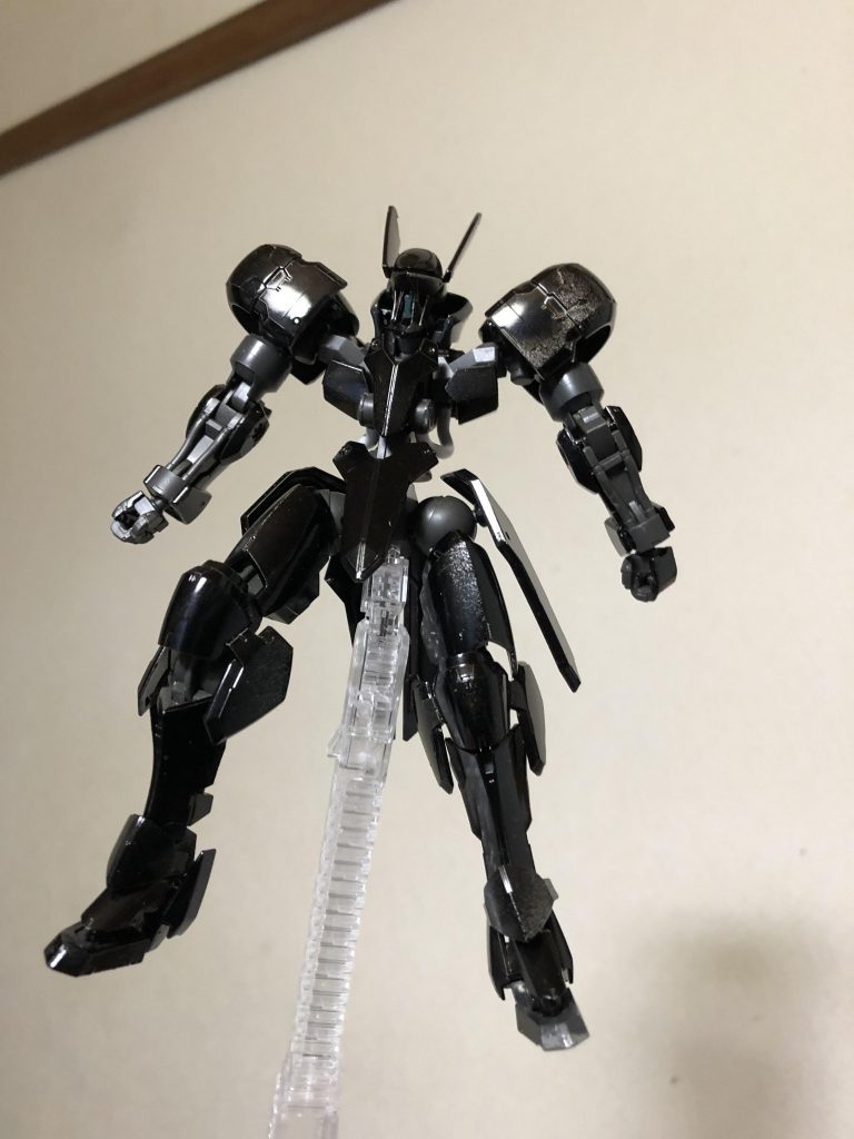 下地作り。タミヤの缶スプレーでシルバー→ブラックの順に吹きつけたシルバーは傷ついたときにプラまで傷つかなければ金属っぽくて味になるのではとおもったからです迷彩塗るので多少大雑把でも大丈夫