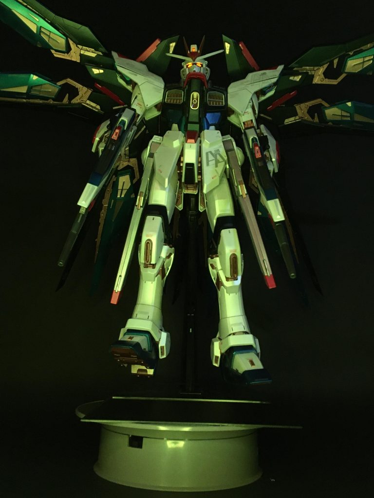 さあこれだけ手間暇かければ魂がこもりますぞっ!夜中に目が光りますよ。PGの素晴らしさは、圧倒的な手間暇かかるところですなっ!勝手にモデラーレベルが爆上がりですぞっ!ここまで読んで作ってみようと思ったあなた・・  お前はもう・・     作っている・・                             テレッテ〜♪     END