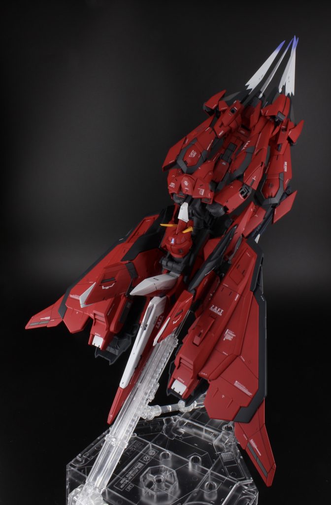 変形状態ではライフルとシールドをマウント出来るように加工しています。先端にブルー系のグラデーションを入れアクセントにしてみました。