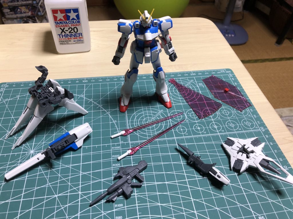 Vガンダムをベースとして追加武装が充実してます。ミノフスキードライブ搭載なのに、なぜ光の翼がないのか?と思ったら、機体の強度が不十分でエンジン全開にするとバラバラになるからだそうですwなるほど、ここからV2へと進化するわけですねw