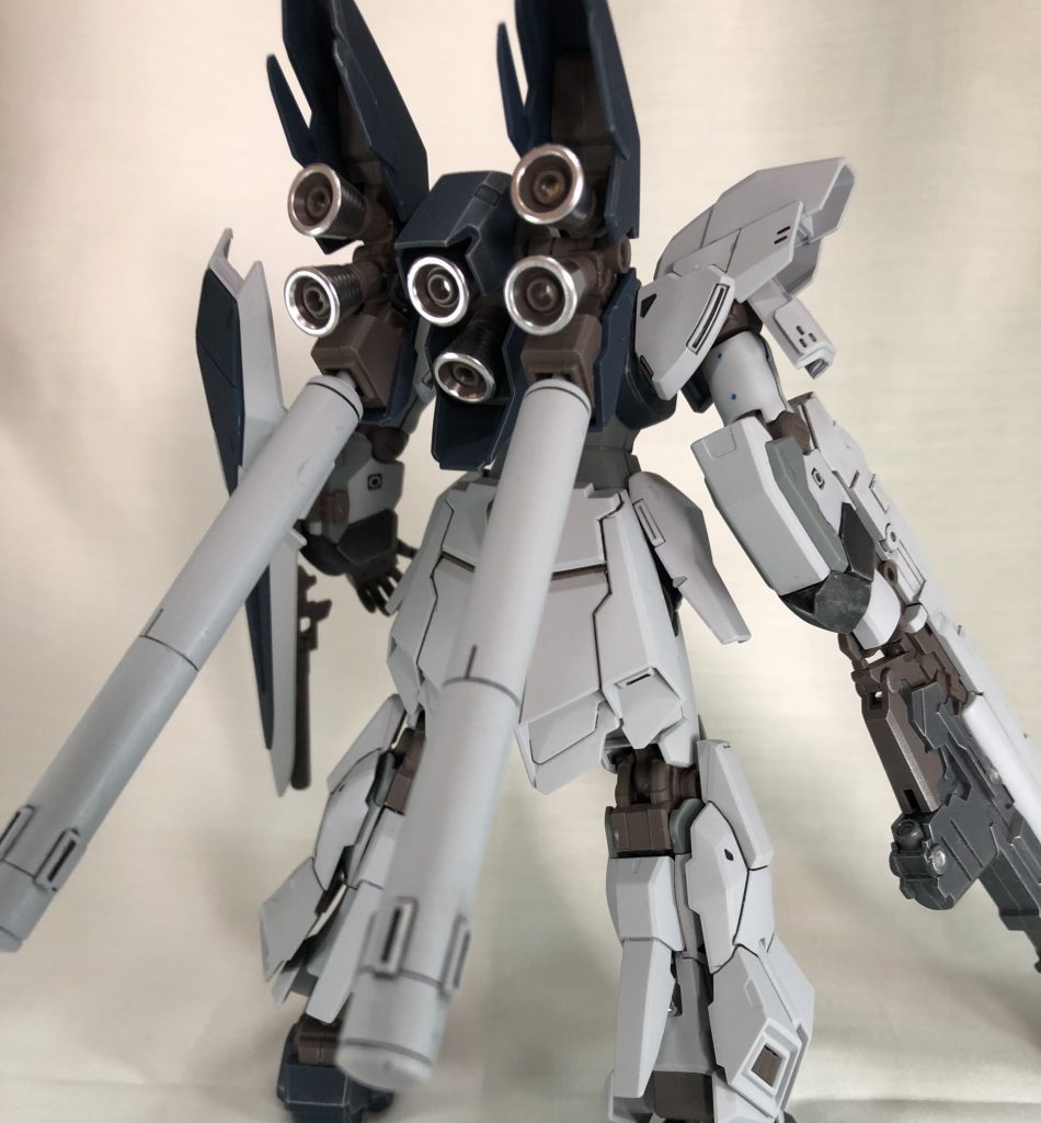 前面と背面、個人的にフォーアーティストマーカーシルバーで塗ったバーニアがキラキラしてて背面が好きですまち針だけで掘ったにしてはスミ入れ線が案外太くなりました