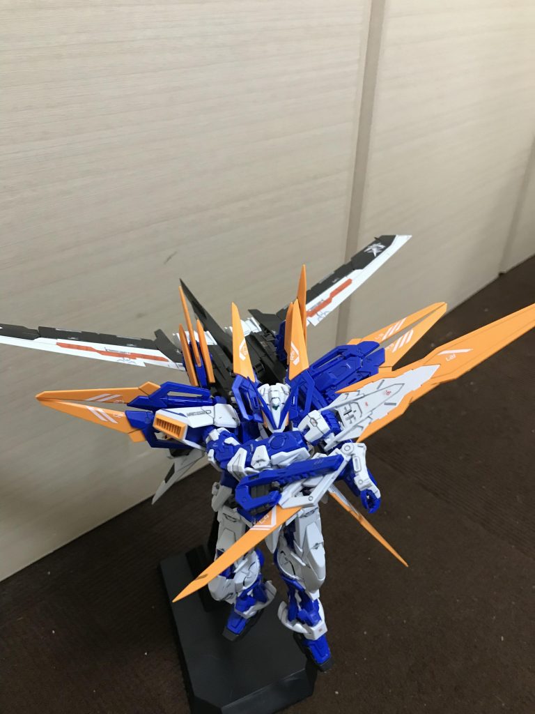 ソードドラグーンです腰に装備できます頭部に付いているのはセンサードラグーン肩に装備しているのはステルスドラグーンでビームキャノンドラグーンのビームを反射する事で曲げ撃ちができるほかに、ミラージュコロイドシステムで姿を消して攻撃する事ができるチートドラグーン