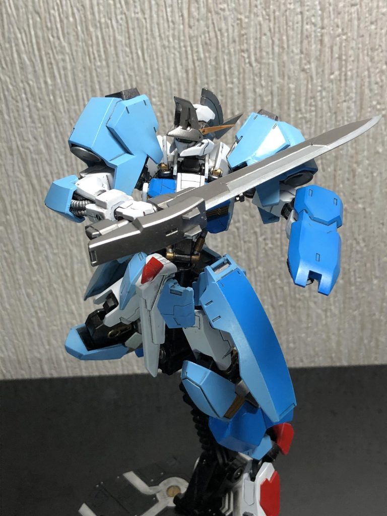 ブロードソードは構想ではグレイズリッターの剣をそのまま持たせる予定でしたが、それでは味気なさそうだったので、エクシアのGNソードとレギンレイズの武装の柄を合わせて自作しました。