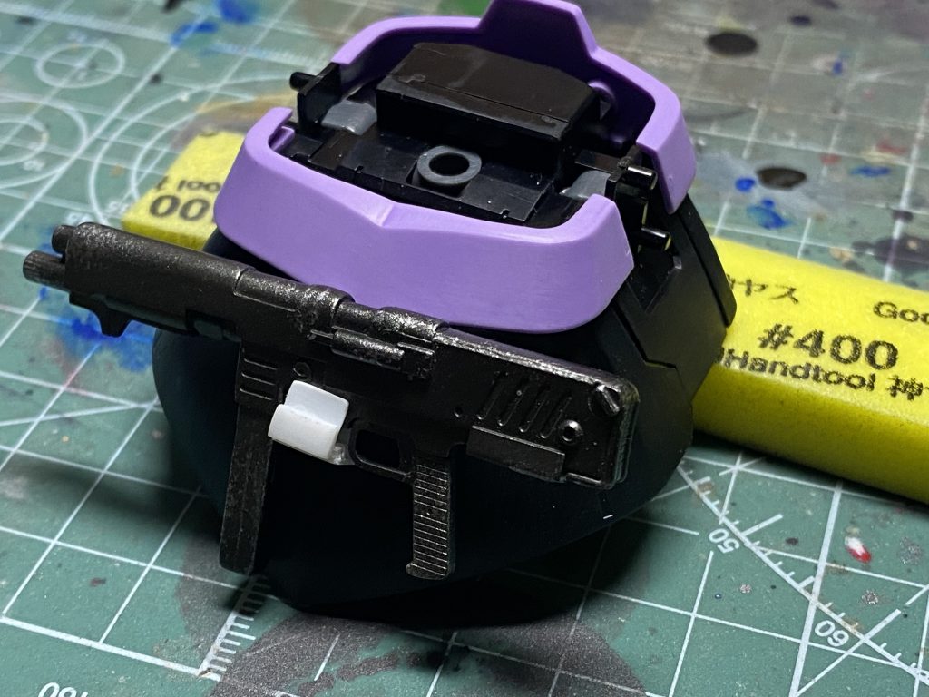 マシンガンラック作製中の写真合わせながらだけど、けっこう適当にプラ板カットしたワリにはしっかり装備できるようになりましたw