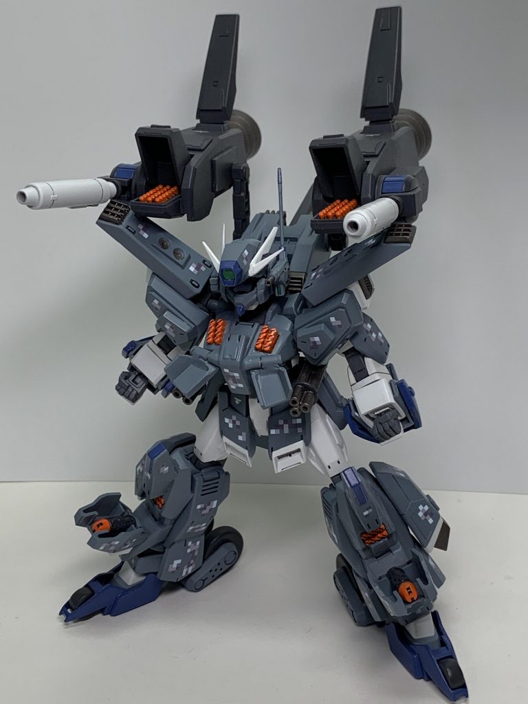 マイクロミサイル/ホーネットミサイル×2胸部アーマー、脚部アーマー、バックパックの内部に搭載されているミサイル群。小型の為、単発の威力は弱いが一斉発射することにより広範囲の敵を殲滅する。脚部ハッチ裏には更に強力で高い追尾能力を持つホーネットミサイルが2発搭載されている。