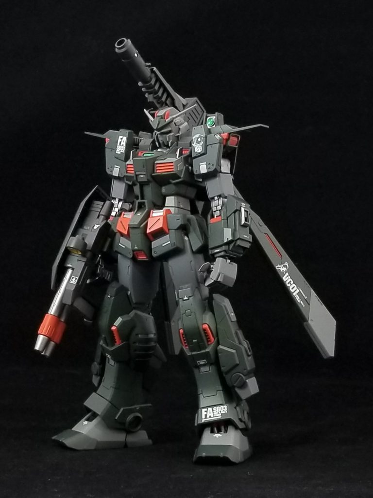 依頼者様の要望により本体はアレンジは無しで工作も表面処理やディテール直しなどの基礎的な事のみで仕上げています。カラーリングはオーダーされた通り、青寄りのダークグリーンに。オレンジやグレーの差し色は全体の配色からダークグリーンに合わせた物にしています。