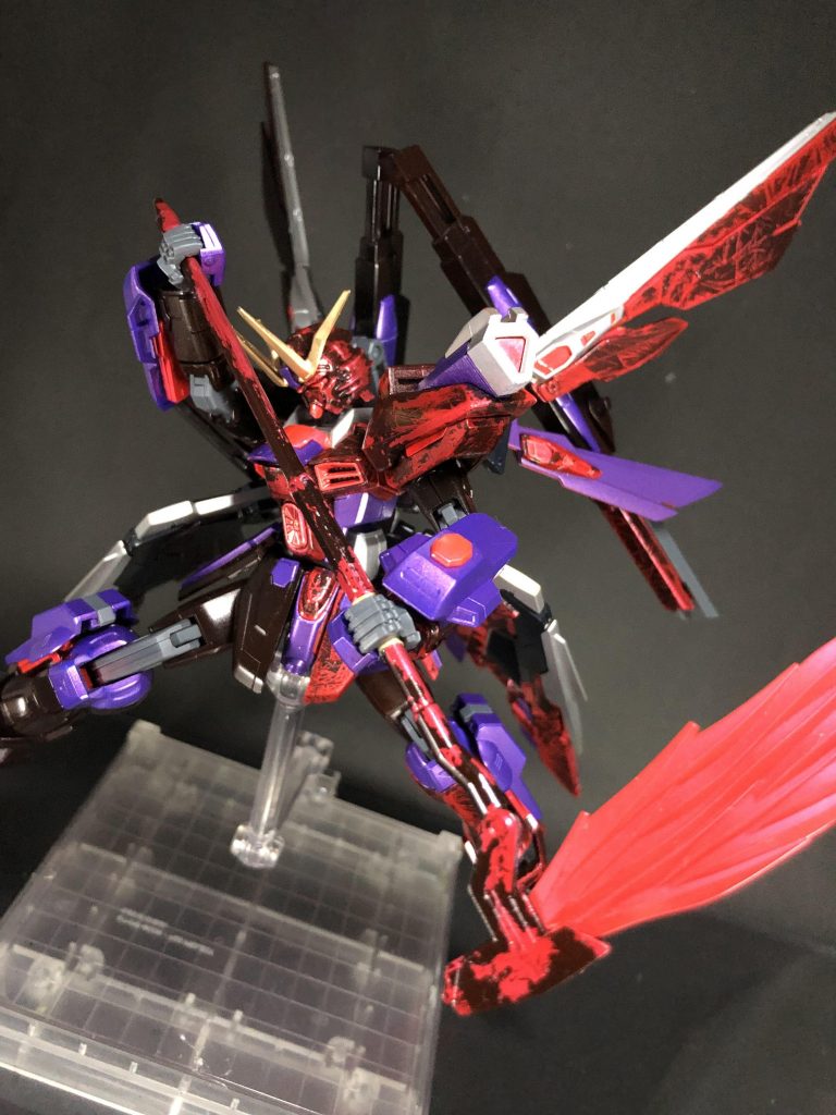 今回はとにかく悪役らしい機体にしたかったのでメインウェポンはビームサイズにしました。柄の部分の塗装がめちゃくちゃ綺麗にできたので良かったですね。