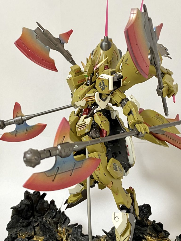 アックスを4っつ持つので被写体+武器を収めるポージングがかなり限られてしまっています。iPhoneで取っているのでなおさら画角に限界ありますねwこの写真だと脹脛が分離回転稼働するのがなんとなくわかるかと思います。苦労しましたが微妙な違いしか出なかった気がしますね。