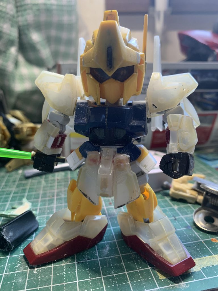 BB戦士百式の頭部を真ん中から半分に切断し1ミリづつ短縮し接着。顔は周瑜百式を使用。脚部は1/220を使用してます。写真では腰のサイドアーマーはBB戦士の物を延長して使ってますが、気に入らなかったのでHGに変更しました。後はHGのパーツを短縮したり、そのまま使ったりしてます。