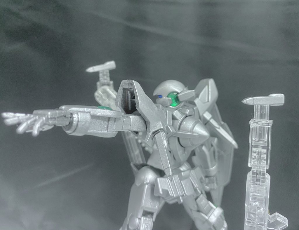 ちなみにビームサーベルのグリップは、小型ELSとして。こう、射出する感じで。