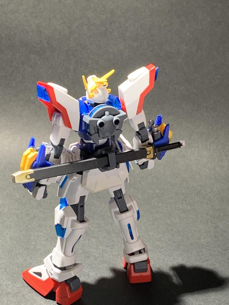 機体の素体はトライバーニング、頭部、肩部はシャイニングガンダム、手甲、胸部、フロントスカート、スリッパはゴッドガンダム、バックパック、太刀はカミキバーニングを使用。GBNでトランザムなどのシステムで機体性能を上げる機体が多いのは、スーパーモードはパイロットの技量に左右されるため発動条件が難しいので、MF系を使うダイバーが少ないと解釈。なので、そんなMFを極めようとするパイロットの機体を作ってみました。