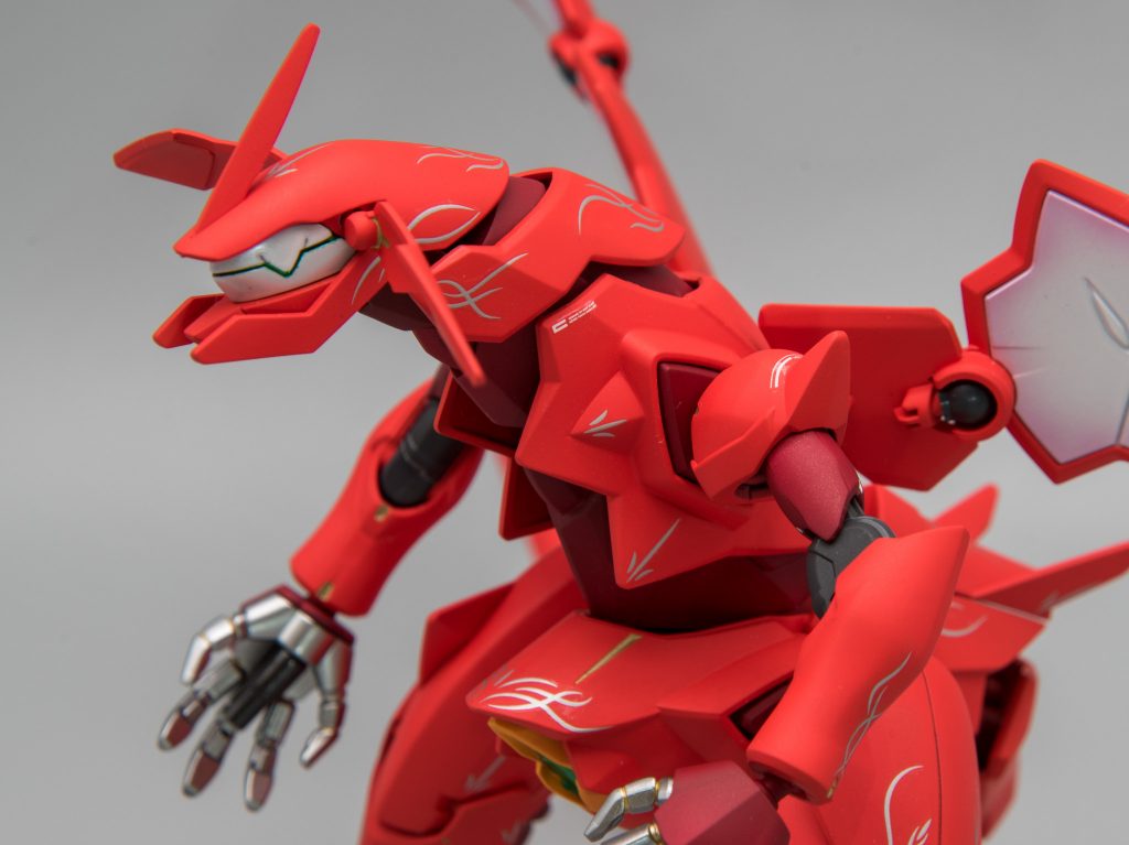 メインのデカールにシルバーのトライバルデカールを貼ることでアクセントとしています。