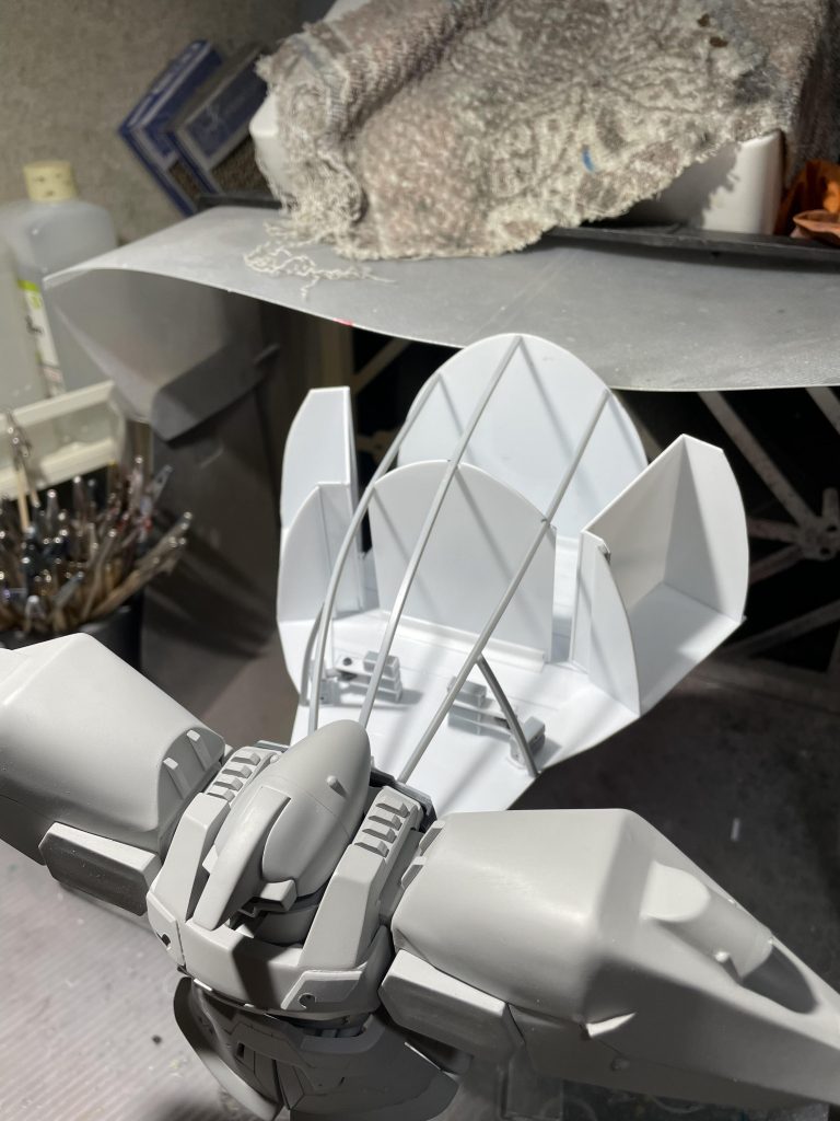 バックパックの内部にはフレームを入れて、外部にプラ板を貼り成形。