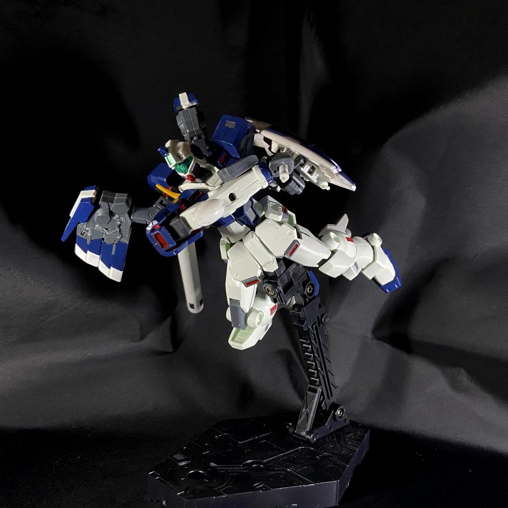 シールド裏にサーベルを格納するのが好きなのでGMGMのシールド裏のサーベルラックをジム・コマンドのシールドに移植しました。