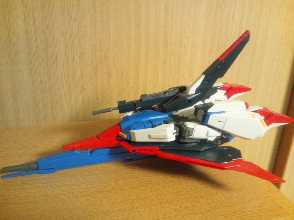 変形した時の、この隙間の埋まり方がハンパねぇ。作った時は驚愕でした。ちなみにガンダム状態の写メは一枚もありません(泣)変形させるの大変なんだもん。