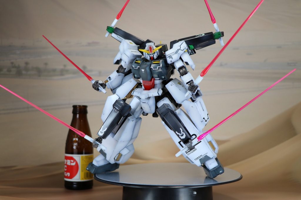 MGやフルメカニクスといった表記のない無印1/100セラヴィーガンダムとなります。他のソレスタルビーイング系ガンダムからサーベルを頂き、阿修羅セラヴィーを再現してみました。
