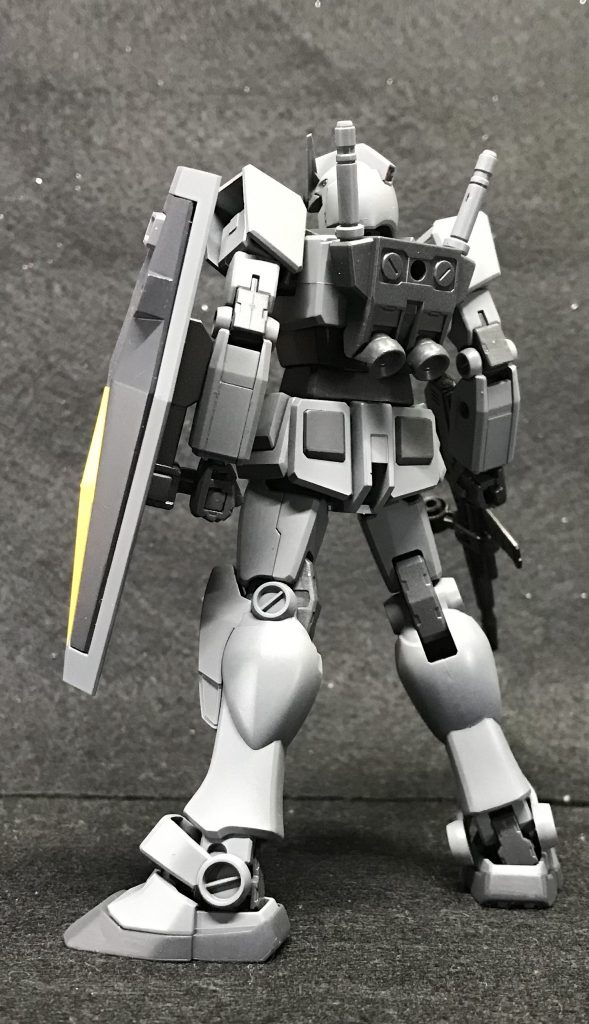 例えば、イラストにしてみるとMGのVer.3.0の箱絵なんかを見るとなんとカッコ良い事かと😌思えば私自身、ガンプラで幾度となくアップデートを繰り返してきた78のガンプラで一度も自分の中で「1/144スケールで決定版」と思えるキットと出会えてこなかったのも、苦手な理由の一つにあたるのかなと、、初めて作った78はFGのガンダムでした☝🏻既にいろプラで関節はそこそこ可動するキットに慣れてしまっていた私にはこのFGは子供ながらに正直ガッカリしたものです。そして、その次に今では絶版となってしまった初代HGのガンダム。子供の時は500円のコレクションシリーズばかり作っていた私にとってHGは私の中ではワンランク上のカッコ良さを補償してくれるシリーズだと思っていたため、かなり期待して購入した記憶があります。が・・・こちらも私にとってはシンプルなフォルムにビッシリとしたモールドとリアリスティックなシールがミスマッチに思えてガッカリ。。