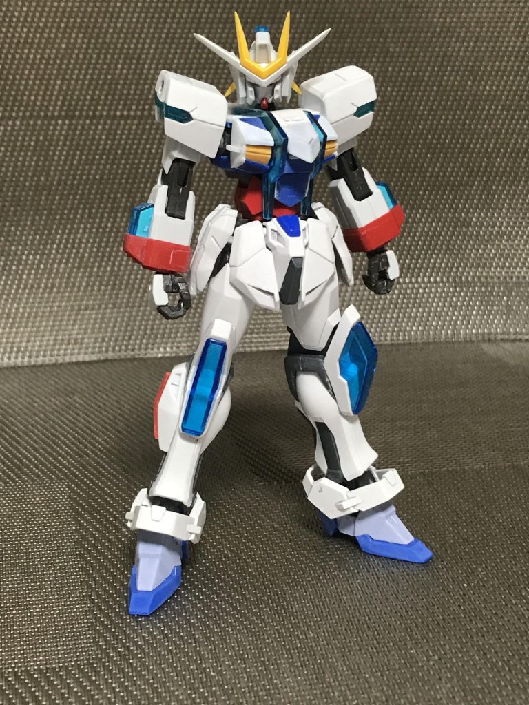 こちらが塗装前の姿です、エクストリーム胴体パーツはかなり横幅がでかくそのままではクアンタの胴体には取り付けられなかったため横をカットしてプラ板で覆って形を整えてます、そのほか肩やフロントスカートなどにプラ板で加工を施してます