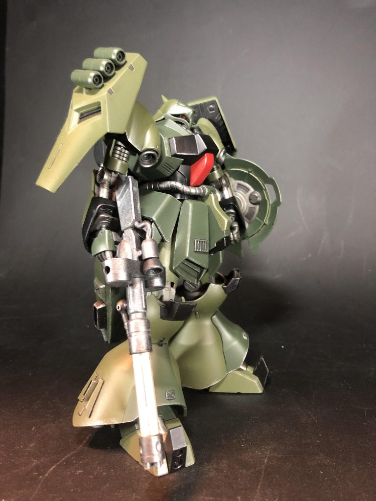 武器はクェス機のビームガトリングです。一応パーツのエッジにはシルバーでドライブラシをかけてます。