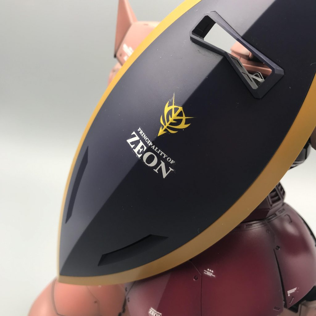 盾のデカールもシンプルに