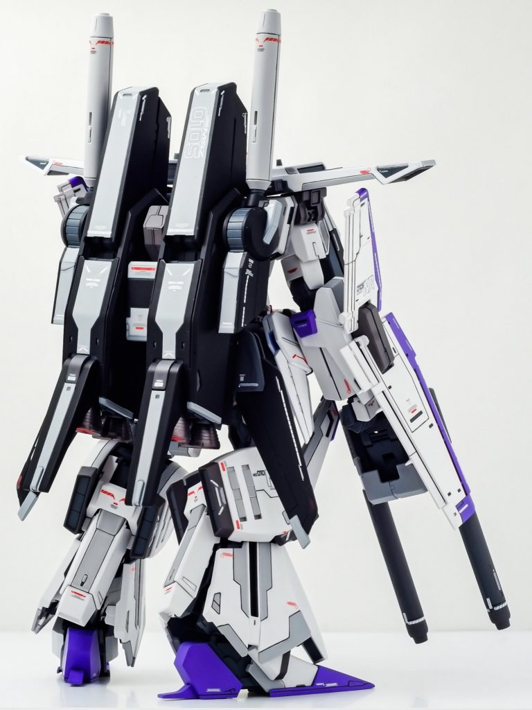 バックショット。バックパックのパネルラインがポイント。