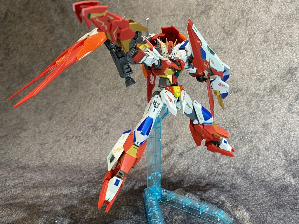 これまでのブレイズガンダムシリーズはライフルやシールドを装備していなかったため、本機はバランス良く運用が可能となっている。